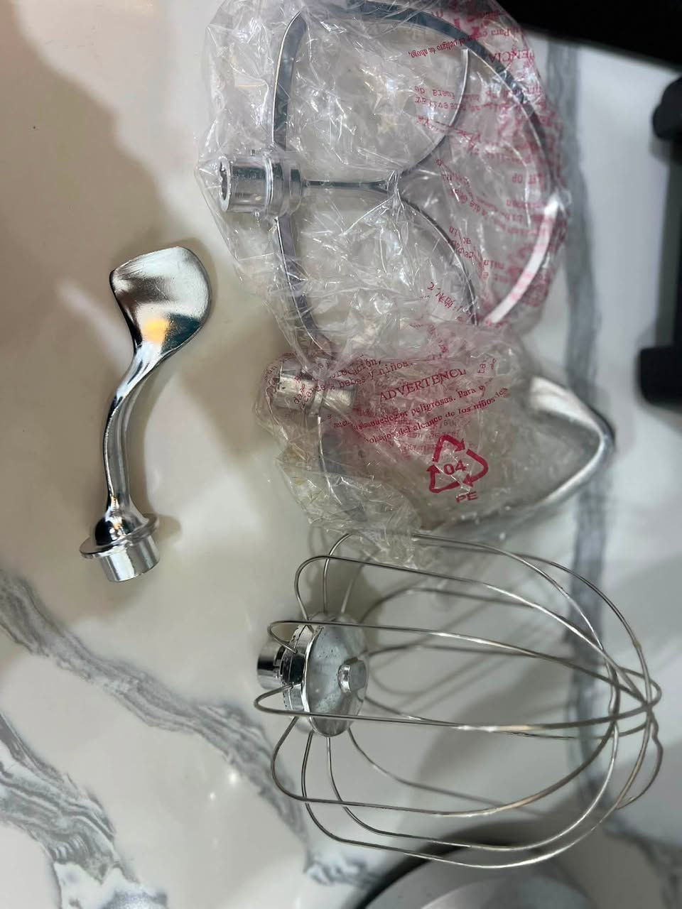 عجانة كهربائية (Stand Mixer) من ماركة Emblema، وتأتي مع وعاء ستانلس ستيل وعدة ملحقات للعجن والخفق.

الملحقات الموجودة:

* 🥣 وعاء ستانلس ستيل: لتحضير العجين والخلطات.
* 🪝 خطاف العجين: لعجن الخبز، المعجنات، والبيتزا.
* 🍰 المضرب المسطح (Flat Beater): لخلط الكيك، البسكويت، والخلطات الثقيلة.
* 🥚 مضرب سلك (Whisk): لخفق البيض، الكريمة، والخلطات الخفيفة.

الاستخدامات:

* عجن الخبز والصمون والبيتزا.
* تحضير عجينة الكيك والكب كيك.
* خفق الكريمة وبياض البيض.
* خلط البسكويت والحلويات.

المميزات الظاهرة:

* شاشة رقمية صغيرة للتحكم بالسرعة.
* عدة سرعات قابلة للتعديل.
* وعاء معدني كبير مناسب للكميات المتوسطة إلى الكبيرة.
* قاعدة ثابتة مع قفل (LOCK) لتثبيت الوعاء أثناء التشغيل.

**ملاحظة**
استخدام مرة واحدة الشراي فقط اتصال 📞 بالرقم 

‭***********‬
