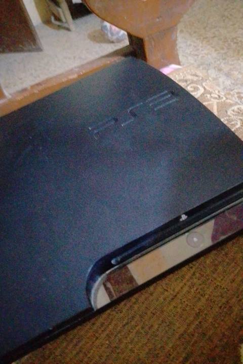 ps3 slim..مهكر بدون يدات السعر 120بس