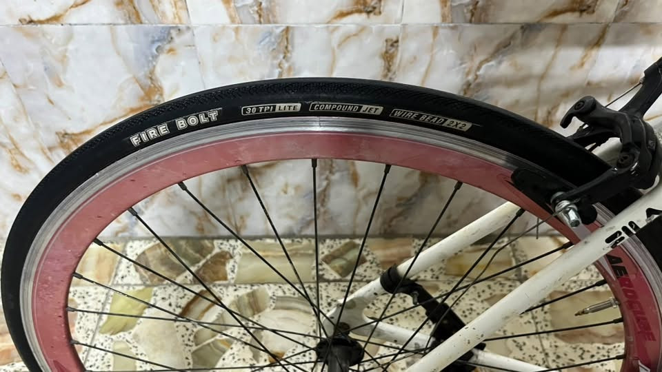 بايسكل road bike ماركة  Fila Aerocube ، قياس 700c ، بيها 7 نمر ، هيكل المنيوم ، بايسكل اصلي صنع كوريا ، نظيف وكله شغال بريكات امامي وخلفي وكير ، فقط بحاجه الى مكينه مال سرعات تشدها وتطلع بي ، السعر 130 وبي مجال للشراي ، مكاني بغداد الشعب
