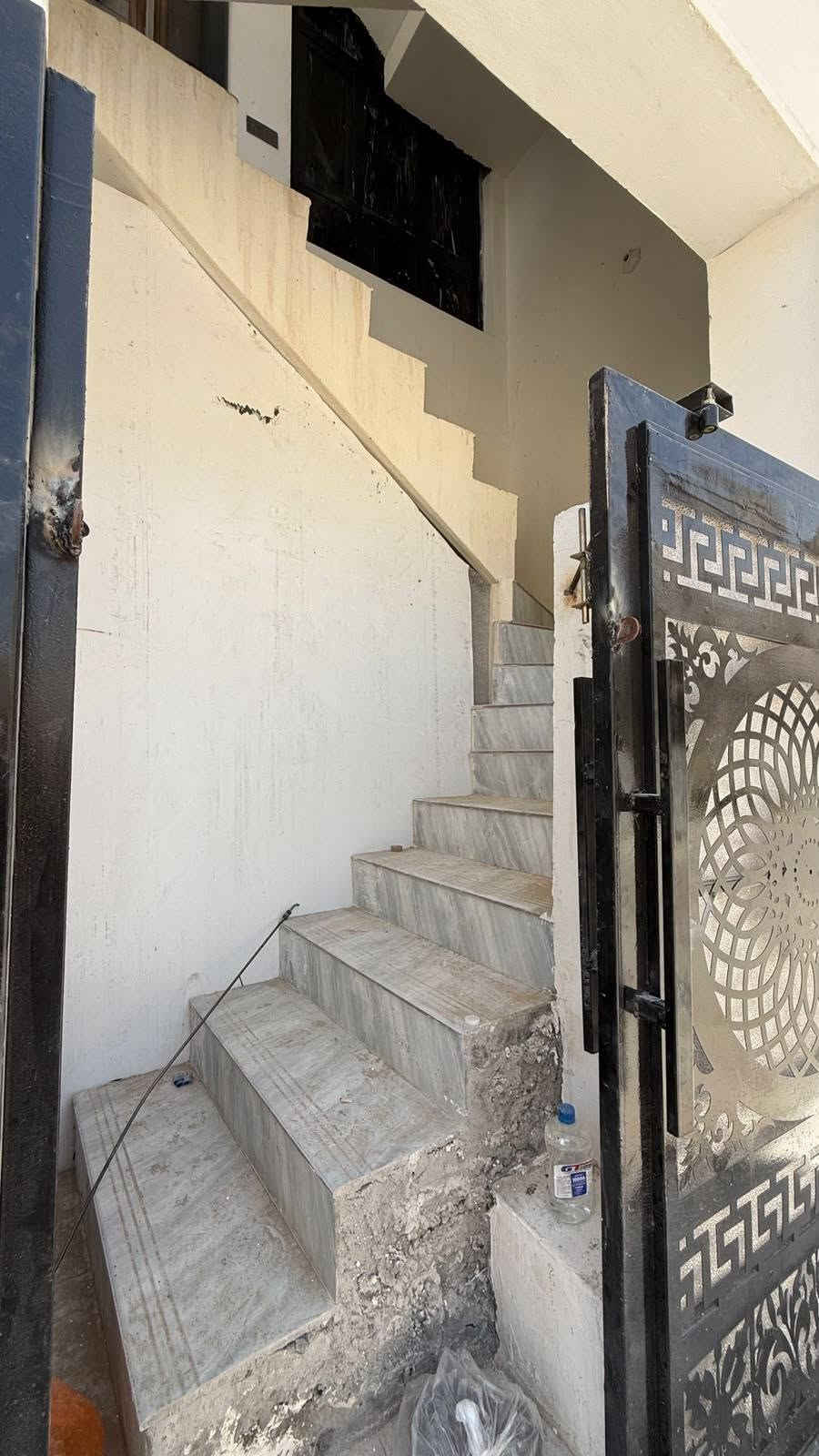 بيت طابق اول للايجار المهدية الرابعة خدمات فول بيت زيرو غرفتين نوم  مجهز كاونتر وسنك وسخان وماطور وواير سحب سعر الايجار ٥٠٠ الف مطلوب عائلة ٣ او ٤ نفرات للتواصل ***********
