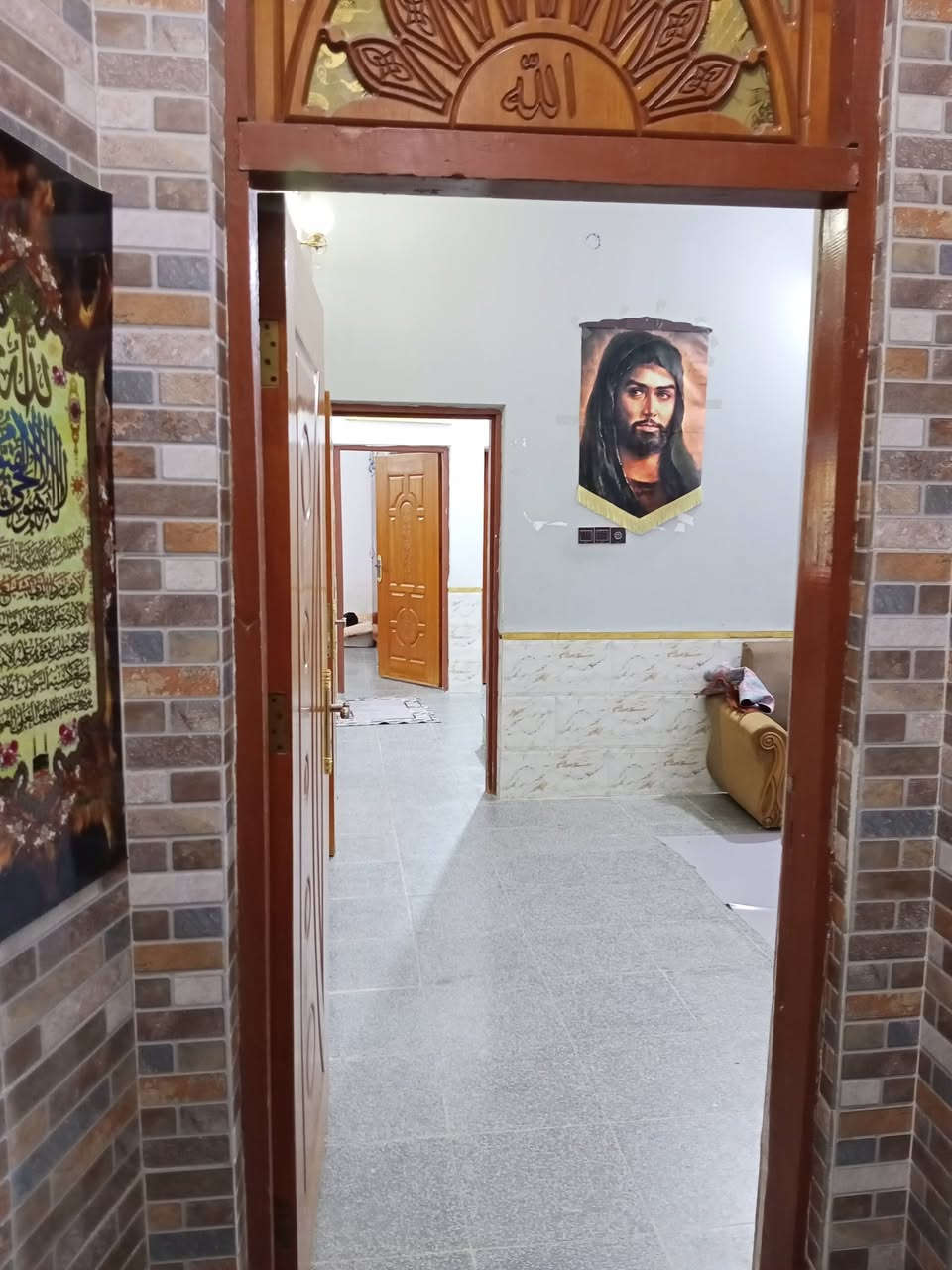 سلام عليكم بيت للبيع مساحه 200 متر يحتوي على غرفتين وصاله صحيات 2 رابع بيت عن الشارع العام ومحل 8 أمتار السعر 75 وبي مجال شارع تبليط 12 متر العنوان الناصريه فوق من الأسكان الصناعي عمود 46 شارع ال صحن للأستفسار على الرقم ***********

