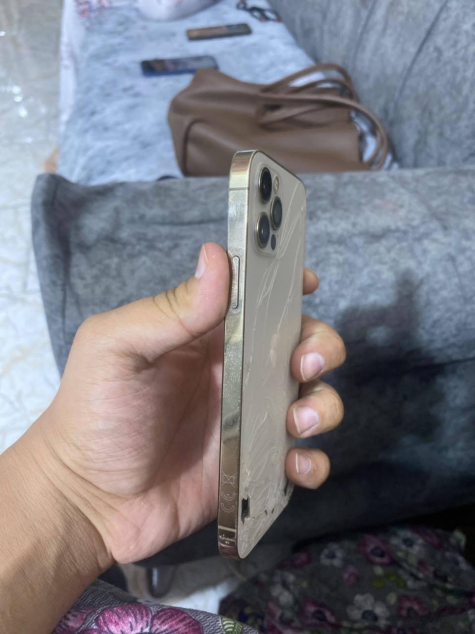 للبيع ايفون 12 برو ذاكره 128
بسعر 225 وبي مجال حك الجيه 
 خط متوقف بسبب وكعه مبدل شاشه شرط الاصلي بطاريه 81 بلاد وياه ضهر متكسر وفقط وياه كفر 
للتواصل خاص او وتساب ***********
مكاني بلنجف
