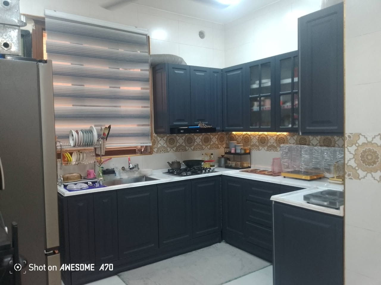 سلام عليكم بيع مستعجل بسعر مناسب بيت 100متر واجه 8×12 7نيسان خلف التربيه لاساسيه بناء حديث صب رفث جص وبورك البيت شغل درجه اولى يتكون ستقبال مطبخ صاله غرفه نوم مجمع صحيات مع صحيات خارجيه المنطقه مخدومه ماء كهرباء مجاي شارع صب كيبل ضوئي ***********
