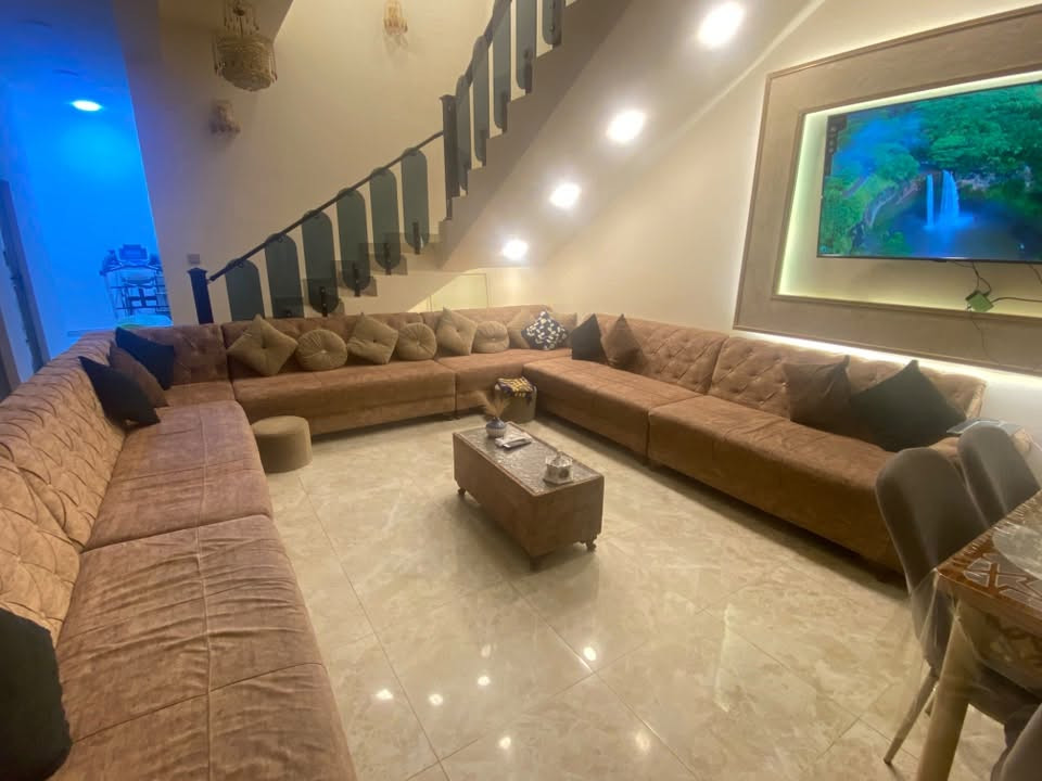 ديوان ٢٠ مقعد للبيع بـ 550 وبي مجال 
للتواصل ***********
