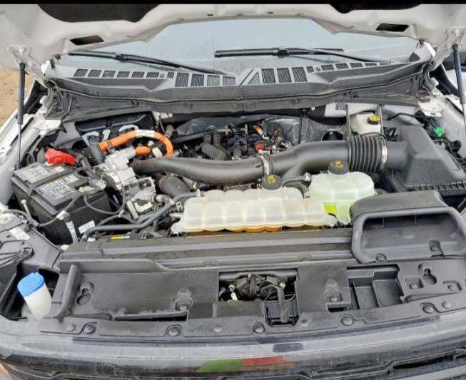 السلام عليكم فورد F-150 2025 هايبرد أبيع على حادثها موجوده في بغداد تترقم أربيل باب خلفي موجود وياها ماشيه 16 الف السعر 298$ و بيها مجال ***********
