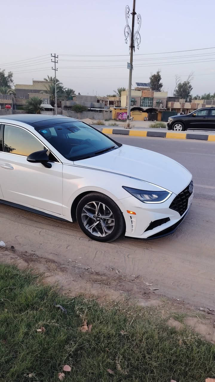 السلام عليكم  سياره سوناتا 2023 فئة SEL ماشيه 70الف كيلو السعر 147 وبيها مجال قليل 
المواصفات
محرك 2.5 تنفس طبيعي
 ناقل الحركة أوتوماتيكي من 8 سرعات AT
 محرك 8نوزل 4 GDI و 4 MPI
 الإضاءة مصابيح أمامية وخلفية من نوع LED
 رادار  360 درجه
 تشغيل عن بعد
 سايد بريك دكمه + تحديد مسار
 مثبت سرعه + قياده ذاتيه
 مضخم صوت +12 سماعه
 كشنات مخمل + تدفئه
 الاتصال تدعم Apple CarPlay و Android Auto
 4 وضعيات قيادة
 شحن واير لس
 صندوق فتح ذكي
 شاشة اعطال
 تخم تاير جديد
وتو هولد
 شاشه حجم كبير
بعد بيها هواي مواصفات ماذاكرهن سياره بيها قطعتين تبديل وقطعتين صبغ حدثها من امريكه جاملغ خلغي جهت السايق وبيها حادث بابين عكس السايق تبديل
***********
بيع فقط
