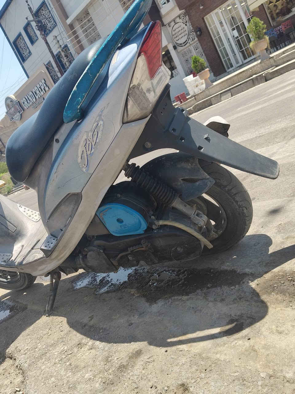 دراجه ماكس منغولي الدراجه نضيفه لا مفتوحه ولا مجفته بس شويه الكفرات مضرره الدراجه كامله الاستاند تعليك موجود قبضات الاصليه ول مازده موجوده ويه اضويه 3 ويه فيشه مال اضويه اشتري شغاله المكان بغداد البنوك سوق الميثاق السعر 600 وبيه مجال ***********
