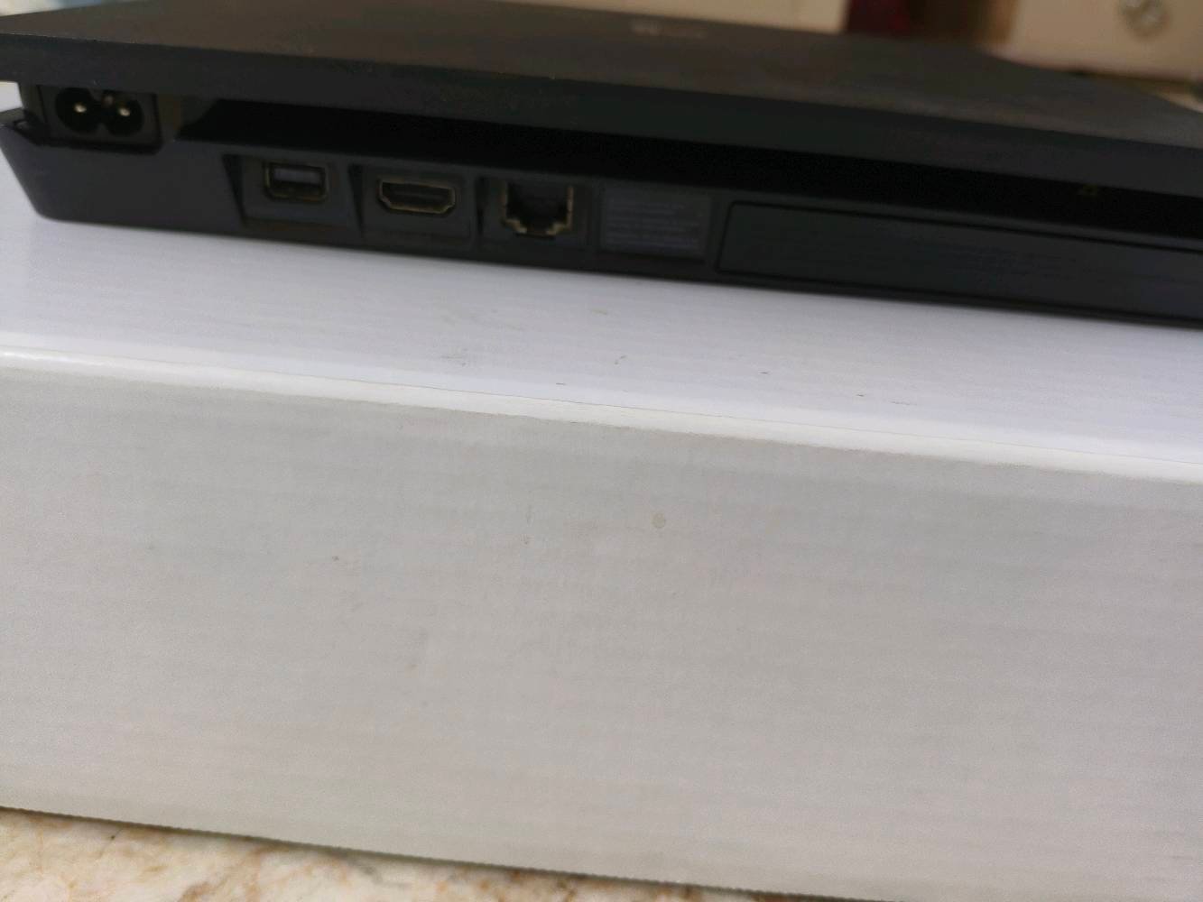 بلايستيشن 4 سلم مساحته 1 تيرا اوروبي مستعمل اليدة اصلية بس تحتاج تبديل بطارية وبلايستيشن ما مفتوح ولا مصلح وقابل للتهكير وتوصيل جميع محافظات