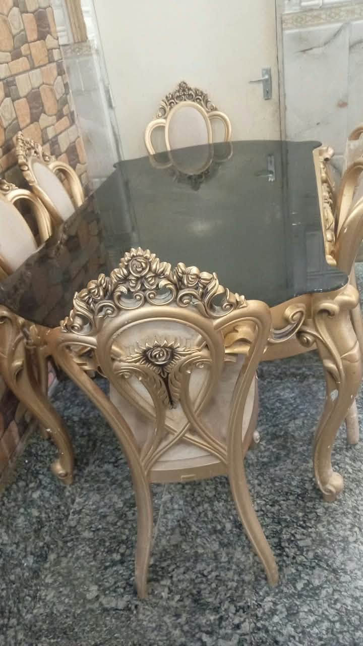ميز طعام ملكي • ٦ كراسي • قفل