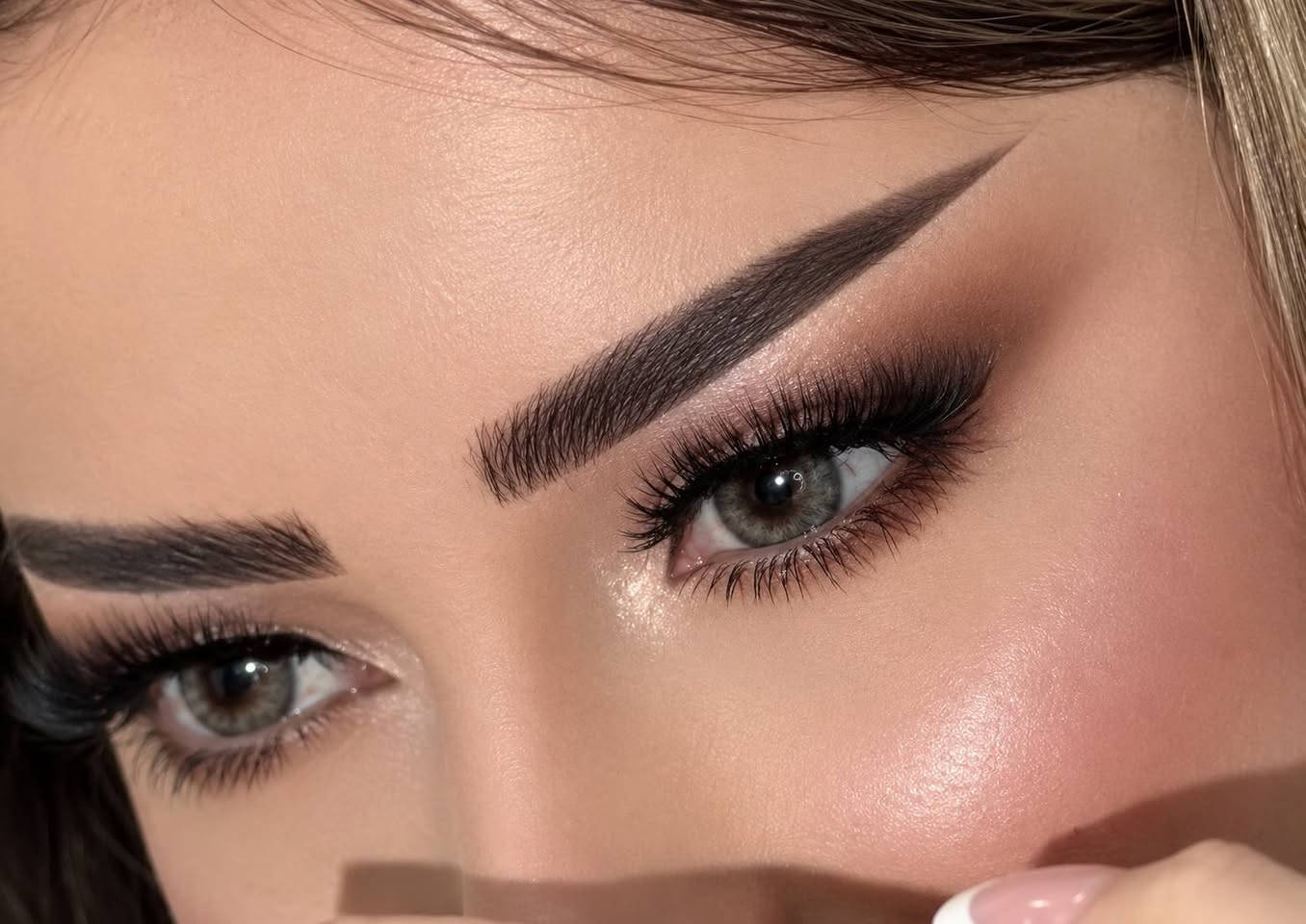 🔥 عروض اللمسة الذهبية 🔥

👰🏻‍♀️ العروس: 250 ألف
🌙 المهر أو الحنّة: 150 ألف

💄 عرض المدعوات:
مكياج 25 ألف
تسريحة 25 ألف
مكياج + تسريحة 40 ألف

💇🏻‍♀️ صبغ + تخصيل + معالجة: 75 ألف
✨ تسريح + معالجة كافيار: من 100 إلى 200 ألف حسب الشعر
💆🏻‍♀️ تنظيف هيدروفشل + سيرومات نضارة: 25 ألف
🤎 جلسات الحواجب: 50 ألف

📍 بابل – الحلة – شارع 40
قرب صيدلية حيدر الصفار – قرب فرع بيت العطر

📲 للحجز او الاستفسار راسلنا من الزر اسفل المنشور او على الرقم 
*********** واتساب 
 ***********

⚠️ المواعيد والعروض محدودة، احجزي موعدچ من هسه 🤎✨

نص مكتوب في الصور:
- قبل
- بعد
- صالون اللمسة الذهبية
- Golden Touch Salon
- جمالك .. بصمة من لمستنا
- للحجز والاستفسار
- Golden Touch RAHAF MATAR HAIR & MAKEUP ARTIST FOR YOUR SPECIAL DAY BRIDAL BEAUTY TAILORED FOR YOU