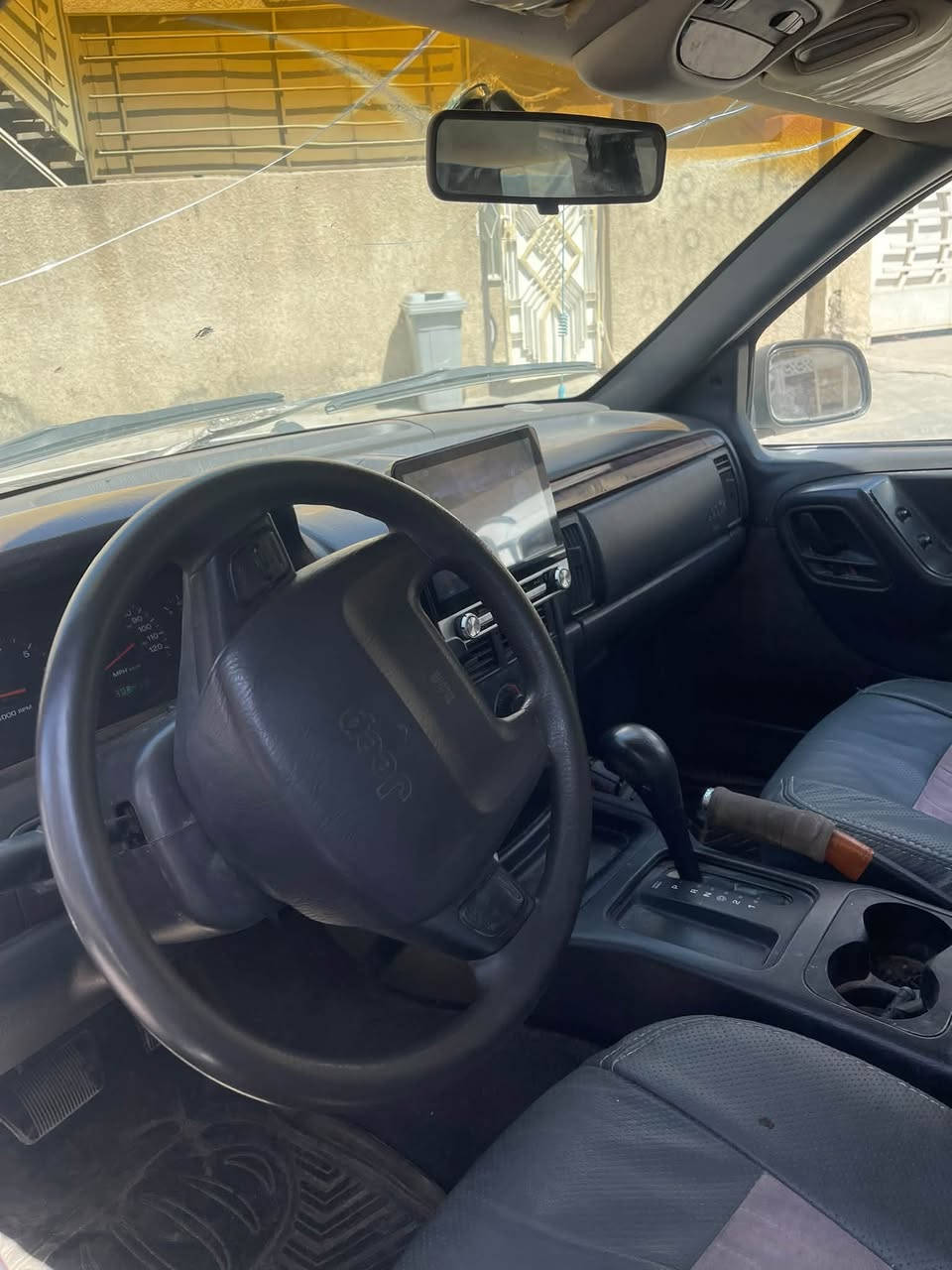 جيب موديل ٢٠٠٠ السيارة بدون حادث بيه مكانات تكحيل مكينة خير من الله الكهربائيات كامله الصدر الخلفي نص عمر باتري جديد عبو بانزين جديدة 
مكان بغداد شارع فلسطين ***********

السعر 52 أو بيه مجال
