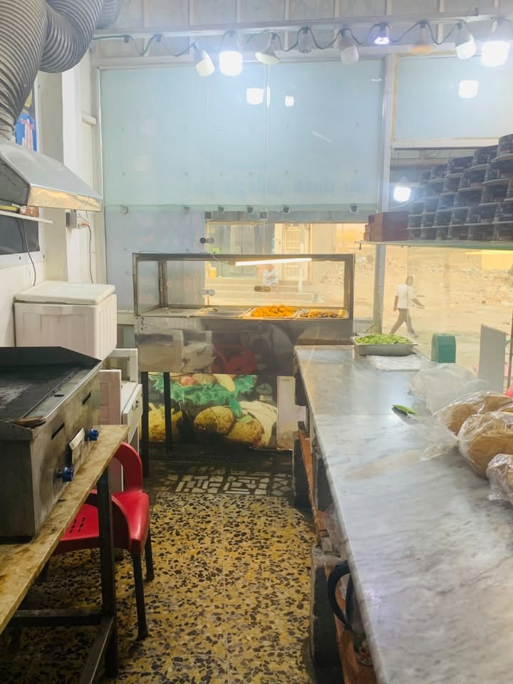 السلام عليكم كافتريا للبيع في النجف حي النداء
محتويات الكافتيريا 

حماية فلافل والتمن 

حماية كنتاكي وريزو

شواية برجر 

فرن بيتزا كهربائي وغاز 

فرن لحم بعجين غاز 

شواية شاورما كبيرة 

شواية شاورما ثانية تحتاج حجر 

مجمدة 

برادات ثنين واحد يحتاج تصليح 

كابسة صاج 

ميز ثرم

مكينة ثرم جديدة 

مكينة بطاطس 

إيجارها مناسب 

بلازما حجم 32

ماطور ماء جديد 

ساحبة كبيرة جديدة
مبردتين كبار
 

الكافتيريا جاهزة من كلشي تحتاج بعض التعديلات البسيطه 

للاستفسار الاتصال ***********
