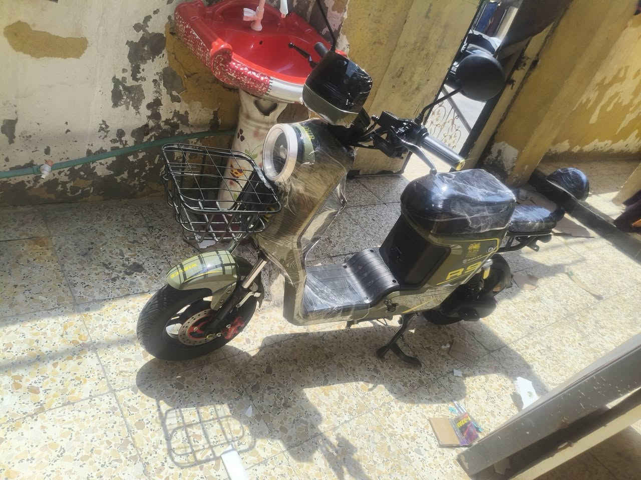*🚲 للبيع دراجة شحن R9 كلف من شخط*

*التفاصيل:*
- *الحالة*: نظيفة جداً، ماشية *4750 كم* فقط
- *البطاريات*: حجم *32* - *5 بطاريات* + كفالة صارلها *شهرين*
- *الكهربائيات*: ملف وكهربائيات فول
- *المصدر*: مأخوذة من وكيل
- *المكان*: البصرة
سعر 450وبيحه مجال 

*السعر*: للاتصال والتفاوض

*للتواصل*: *********** 📞
