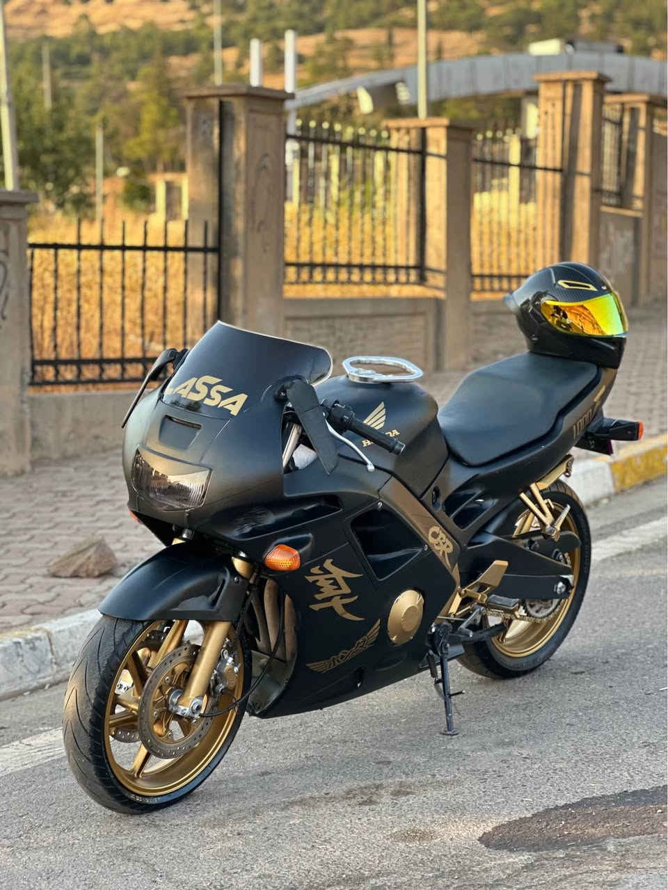 سەرەتا بە ناوی خودای گەورە و میهرەبان 
بەتح لە جۆری هۆندای 600 F2 
مۆدێلی 1998 
ماوەی ڕۆشتنی 75 هەزار کیلۆمەتر
مەکینەی نەکەاوەتەوە 
دوکەڵ و سەرف و بوخاری نیە بە شەرت
هەموو گیانی بەشەرت برغوی لێ بانەدراوە
لەسەر دەقی شەریکە ماوەتەوە 
ماتۆڕەکە ماشاءللە زۆر زۆر پاکە 
هەموو گیانی بە شەرتە
بەربونەوەی نیە و ئزیەت نەدراوە 
مەنەفێستی هەیە و بێ کێشەیە
جوانکاری جوانی بۆ کراوە هەموو ئەشیای بیلادی ماوە
بۆ جوانی خۆم رەنگیم گۆریوە بە لەزگەی ڕەشی مات 
کامل هەموو گیانی لەزگەیە نوقتە سبوخی پێوە نیە
خۆی رەنگی سپیە وێنەیم بە سپی داناوە 
ماتۆرێکی زۆر بێ عەیب و کێشەیە ماشاءاللە
نرخی 22$ و مەجالێکی برایانەی تیەیە 
شوێن: تەق تەق - کۆیە
***********
*********** كويسينجاك, أربيل

