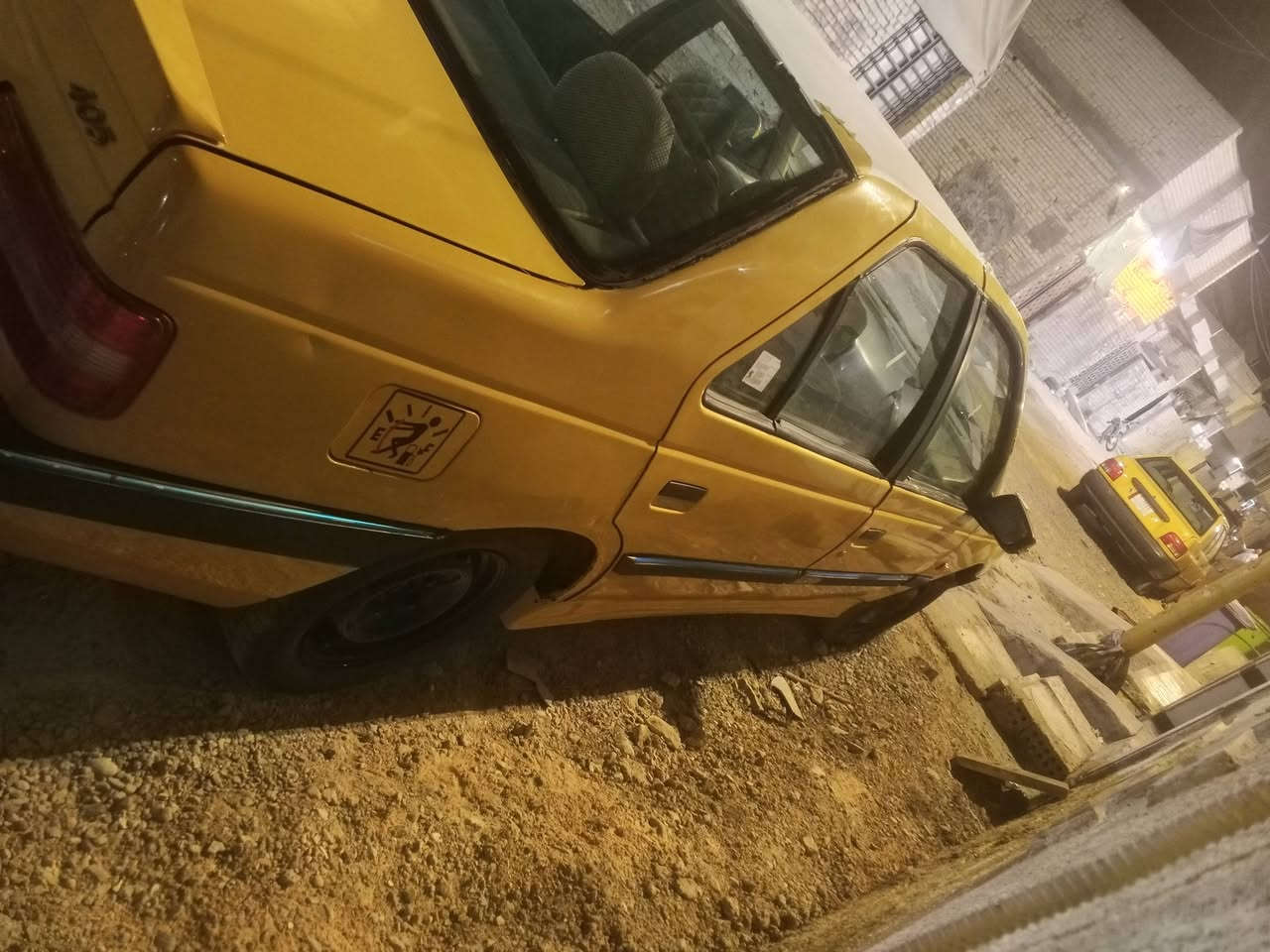 بيجو لميس موديل2015 السيارة حلوة ونضيفة جدا مصفرة هيئة وغرامات ورقم انكليزي على الستلام السعر 32 وبيها مجال المكان/بغداد  الامين 
رقم الهاتف ***********
