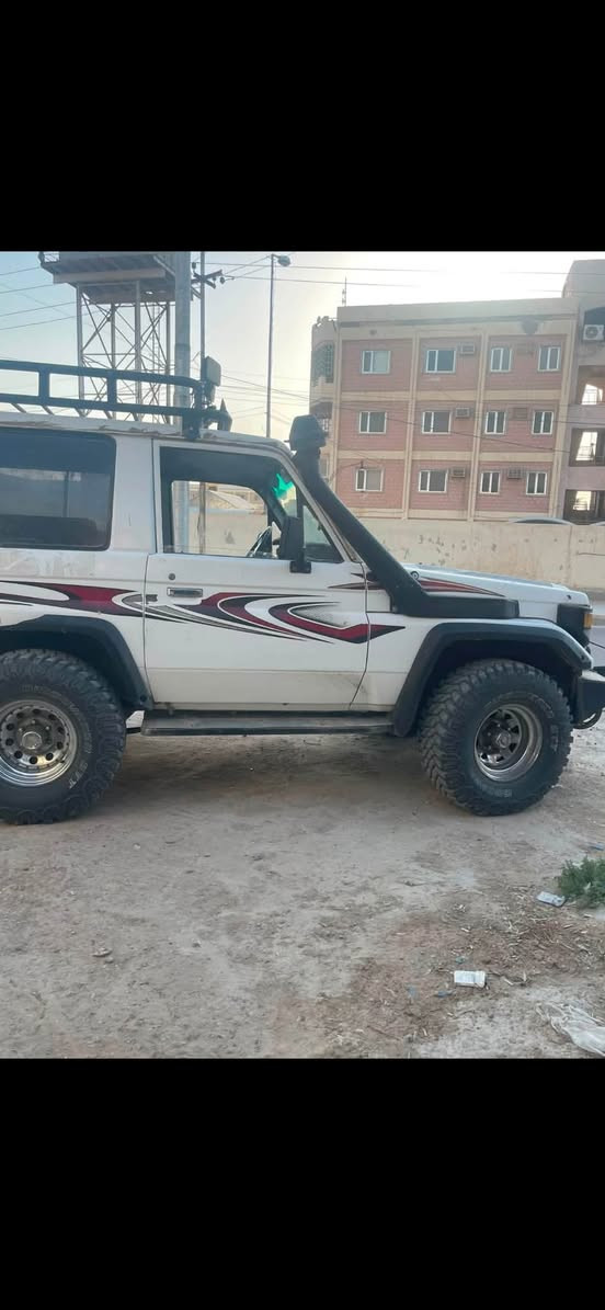 سلام عليكم جيب لاندكروز موديل89جاهزه مكان الناصريه المركز سعر60وبيها مجال ***********
