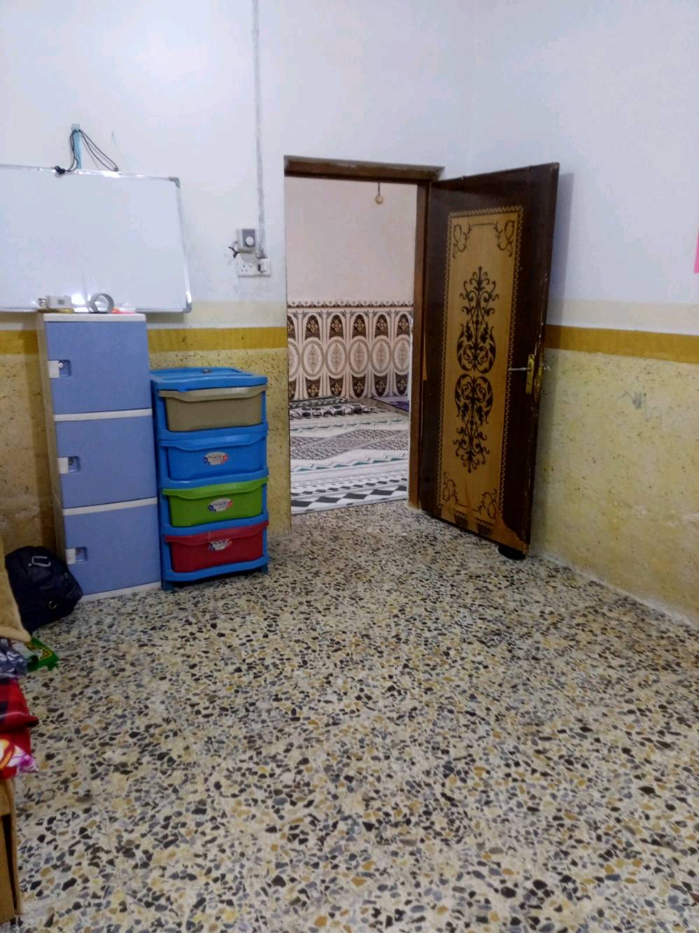 بيت للبيع .النجف .حي الوفاء مساحته ١٠٠م دولان و طابقين بي تلاث غرف وصاله ومطبخ وصحيات قريب على مركز شرطة الوفاء والمركز الصحي للاستفسار اكثر اتصل على رقم ***********