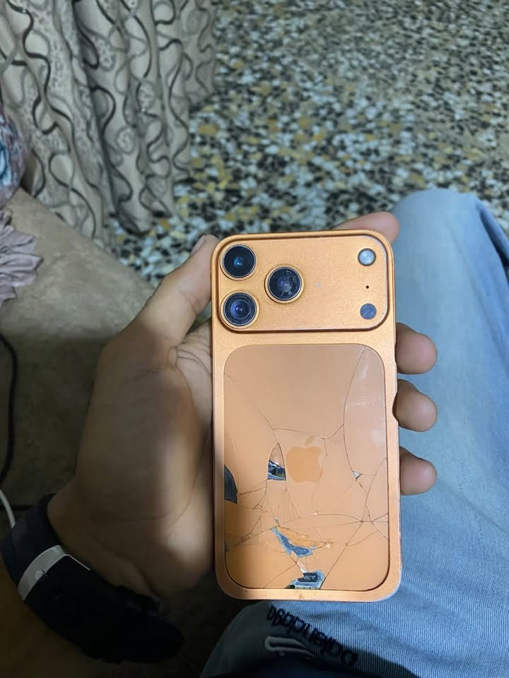 ايفون 11 • ٢٥٦ • ضربة بالظهر
