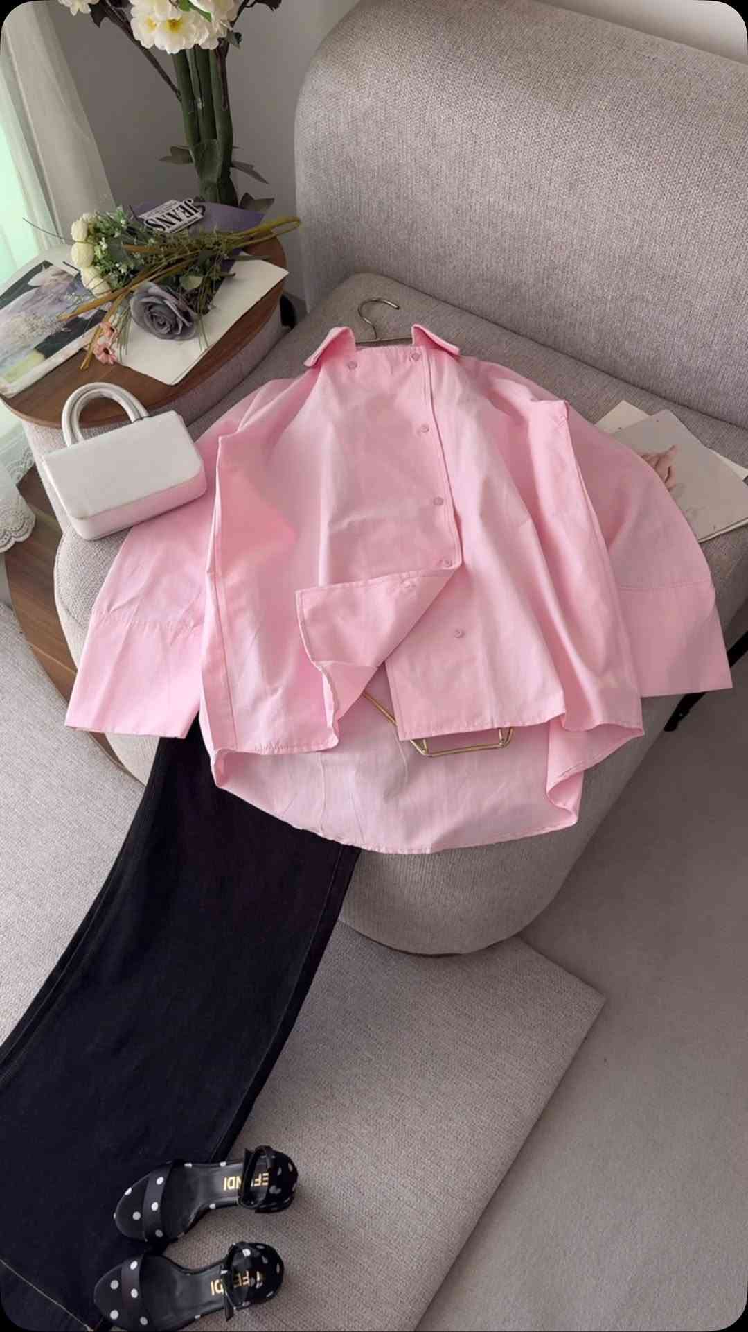 ⁨	⁨	⁨	👗✨ أزياء أزورا ✨👗

إطلالة صيفية ناعمة… بسيطة بس تخبل 🤍🌸

✨ قميص  موديل  عبار 
• خامة بوبلين ياخة ترهم مغربي وترهم كوري .
• طول القميص : 75 سم ( يغطي الورك ) 
• القياسات: 36 | 38 | 40 | 42 | 44 | 46
💰 السعر: 20 الف 
•
✨كيلوت موديل جرس 
•خامة جينز مبطن وايد ليك
•طول الكيلوت 100 سم ( وي حد الحجل ) 
• القياسات: 36 | 38 | 40 | 42 | 44 | 46
💰 السعر: 25 الف 

✨ قطعتين يكملن بعض ويطلعن لج لوك كاجوال مرتب وأنيق بكل وقت.

📩 للحجز والاستفسار: راسلوا الصفحة
📞 ***********

🚚 توصيل لجميع محافظات العراق +5 آلاف فقط

🤍 أزياء أزورا… لأن أناقتچ تستاهل الأجمل.⁩⁩⁩
