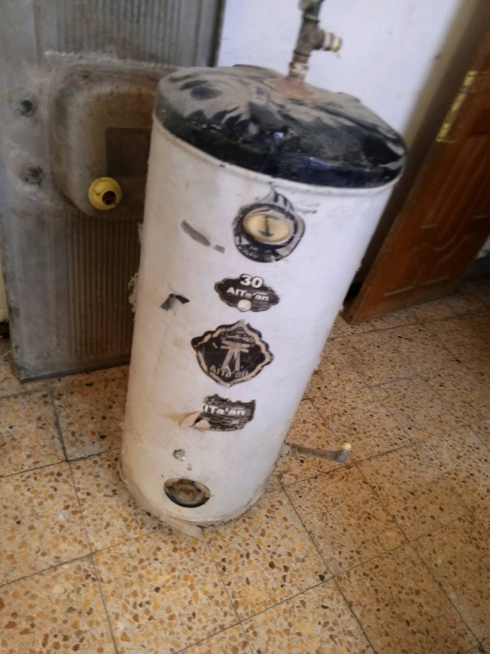 سلام عليكم سخان 120 لتر اخو الجديد مستعمل شي قليل جدا يعني كامل السعر 100  للتواصل واتساب ***********