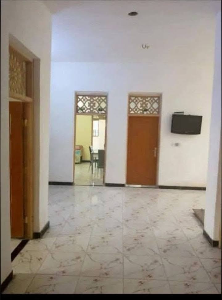 السلام عليكم ارض زراعية طابو سند٢٥ المساحة نصف دونم يحتوي على بيت مساحة ٢٢٠ اربع غرف نوم وسويتهن ومطبخ حار وبارد واستقبال وصحيات داخلية وخارجية بالاضافة الى مسبح ومحمية وتشجير العنوان بغداد منطقة السلاميات الاتصال على ***********
