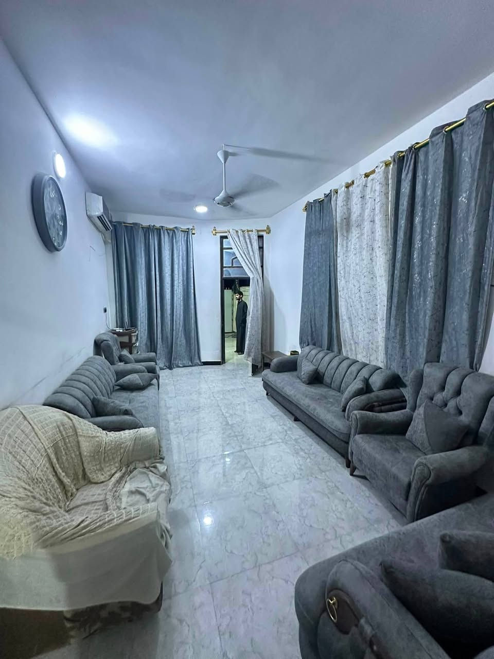 السلام عليكم /بيت للبيع طابو صرف

المساحه/ 125  

📍عنوان البيت شارع80  المنهدسين الرابعه 

مجاور مدرسه عمر عبد العزيز وقريب مول زيد 

واجه 5م 
يحتوي على صاله
غرفه نوم 
مطبخ 
صحيات داخليه 
صحيات خارجيه
طارمه مع ممر خارجي وداخلي 
السعر 122
للاستفسار 
☎️ الاتصال على الرقم ***********
