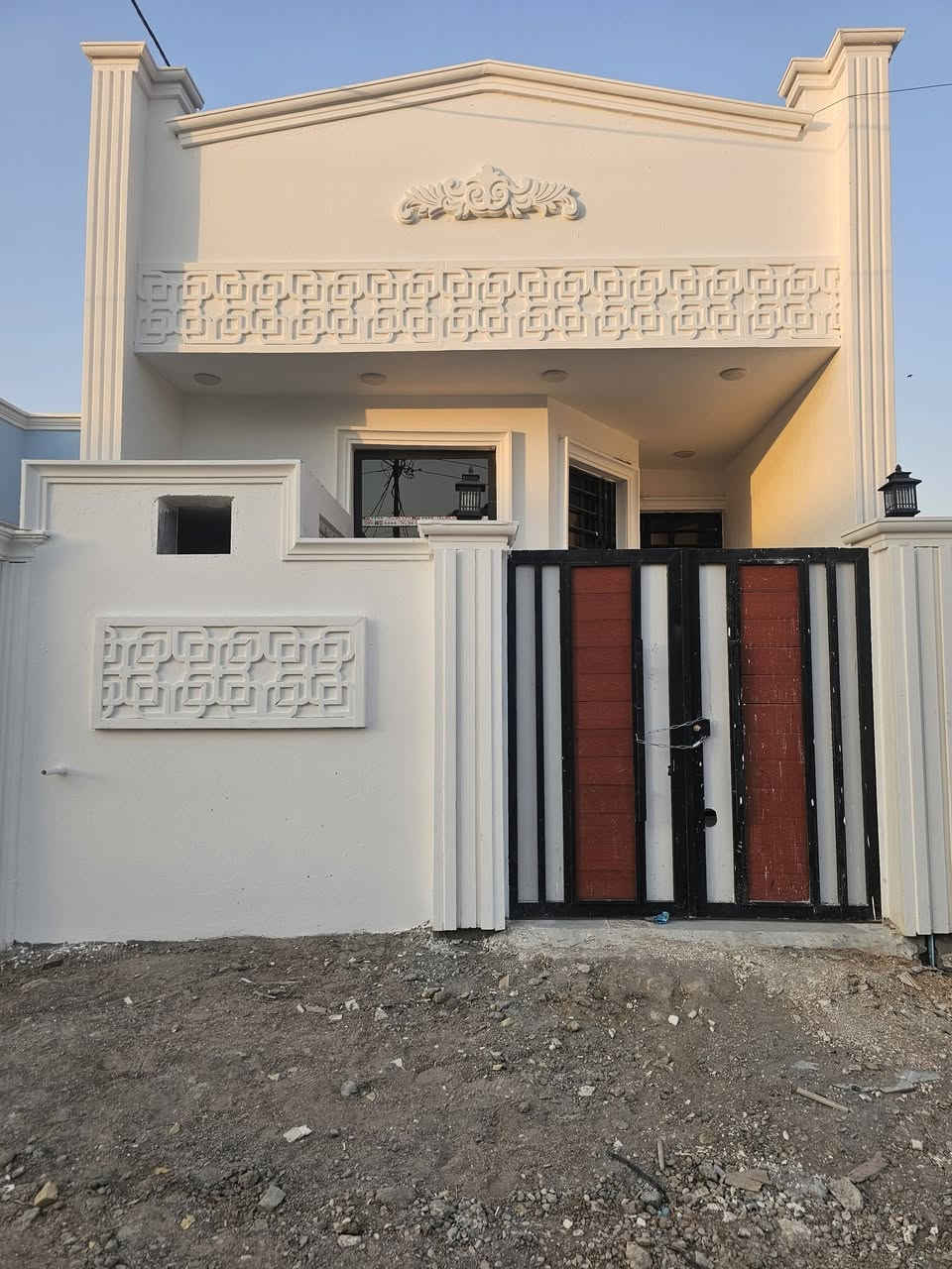 السلام وعليكم بيت مساحه 100م  طابو زراعي مرقم البلديه 
البناء طابوك بيت جديد شارع 12م ع شارع رئيسي 
السعر 42 العنوان واسط الكوت حي الحكيم نزلت البركه 
***********
