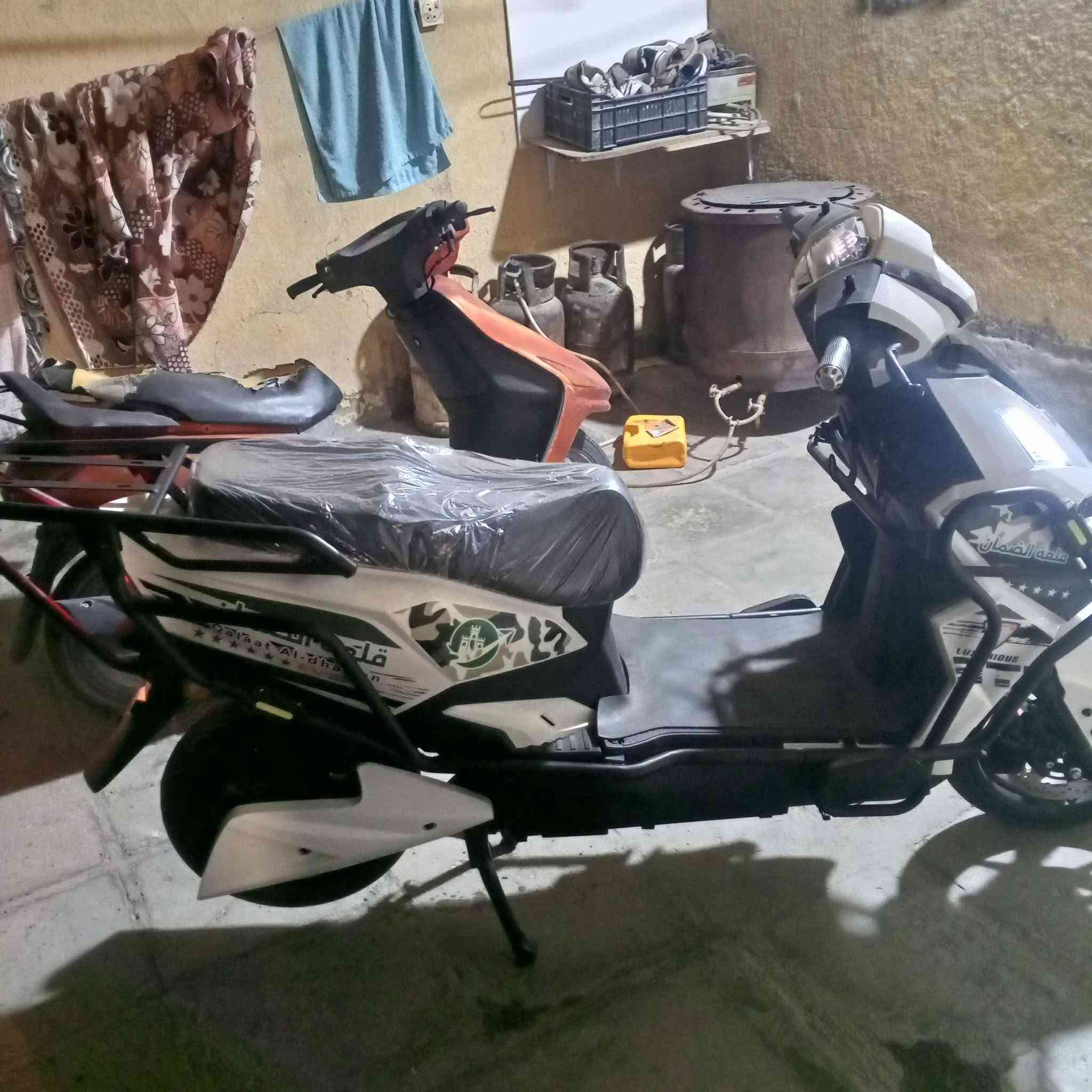 سلام عليكم دراجه شحن زيرو للبيع ستلام شركه 6بطريات 500كيلو تمشي بيه
سعره 1.200 
مكاني نجف حي سلام ***********
