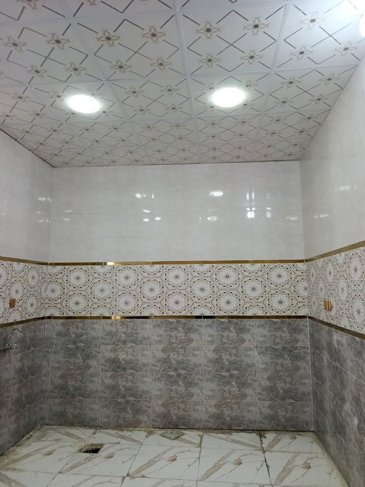 بيت للبيع بالسفينه بشارع حسينيه شريفه بنت الحسن مقابل كازينو ابن دنيف مساحة ١٠٠ م السعر ٧٥وبيه مجال للتواصل***********
