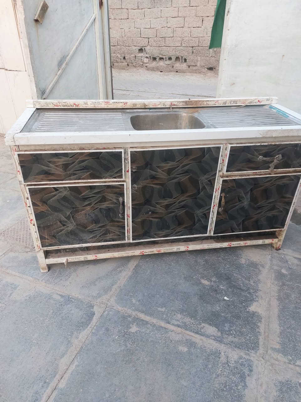 السلام عليكم .. كاونتر الطول ٢متر مع ملحق وسنك الطول ١,٦٠ م للبيع السعر  ١٥٠ الف فقط رقم الهاتف *********** نهاية حي اور
