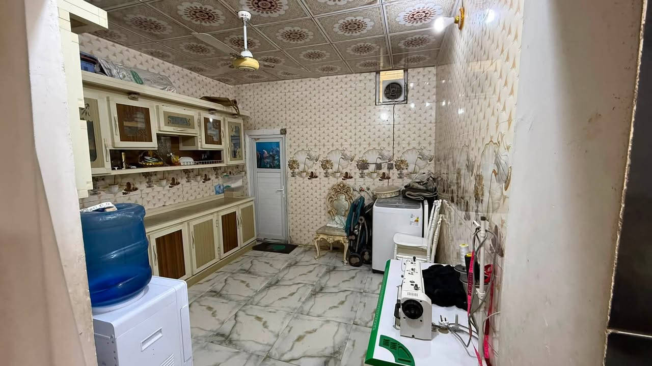🏠 للبيع بيت سكني – موقع ممتاز
📐 المساحة: 100 متر مربع
🏡 طابق واحد
📜 طابو زراعي – سند 25

📍 الموقع:
خلف شارع معمل سمنت الكوفة بـ 50 متر من جهة البراكية، وخلف شارع سيد حبيب بـ 25 متر.

🔹 تفاصيل البيت:
• استقبال: 6 × 4
• غرفة نوم: 5 × 4
• مطبخ: 4.5 × 3.5
• صالة: 6 × 4
• مكشوفة كبيرة، ممكن تحويلها إلى مطبخ
• صحيات داخلية وخارجية
• طارمة صغيرة
• معظم الجدران مكسوة بالسيراميك
• الأرضيات بالكامل بورسلين
• سقوف ثانوية للبيت بالكامل
• السقف عكادة + فرشي

💰 السعر: 37 مليون دينار عراقي
🔸 يوجد مجال بسيط للتفاوض للجادين.

📞 للاستفسار والتواصل:
***********
