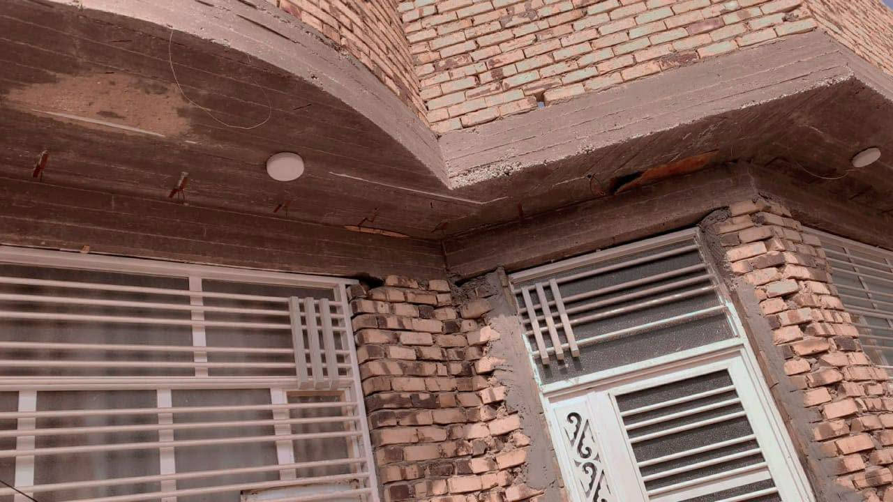 #تعلن شركة نور الشمس للمحاماة والخدمات العقارية

*للبيع بيت في الحلة - حي الرحمن / الزوير الغربي* 

*الموقع*: محافظة بابل - الحلة - الزوير الغربي - حي الرحمن  طابو ملك صرف زراعي سند 25
*المساحة الكلية*: 213 متر مربع  
*الواجهة*: 13 متر  

*تصميم البيت:*
1️⃣ *الهول*: 5 × 9 متر - واسع ومفتوح  
2️⃣ *الاستقبال*: 5 × 7 متر - مناسب للضيوف  
3️⃣ *المطبخ*: 4 × 5 متر  
4️⃣ *غرف النوم*: غرفتين، كل غرفة 5 × 6 متر  
5️⃣ *الصحيات الداخلية*: 3 × 4 متر - كاملة التأسيس  
6️⃣ *الصحيات الخارجية*: مؤسسة ماء وكهرباء - تحتاج اكمال  
7️⃣ *المناور*: عدد 2 للتهوية والانارة  

السعر 140 مليون بي مجال للجادين ان شاء الله
*مميزات*: بناء مرتب، موقع هادئ، تقسيم عملي  
*للاستفسار والمعاينة*: ***********

