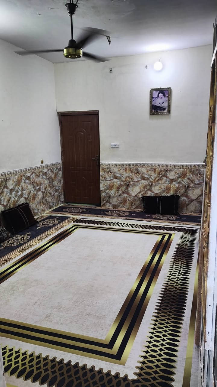 سلام عليكم( دار للبيع )(طابقين) مساحة (100) سبع البور منطقة الالف (1375) مجاور مدرسة طه حسين ومدرسة الجواهري يحتوي على 3 غرف نوم السعر 65 بي مجال 
***********

