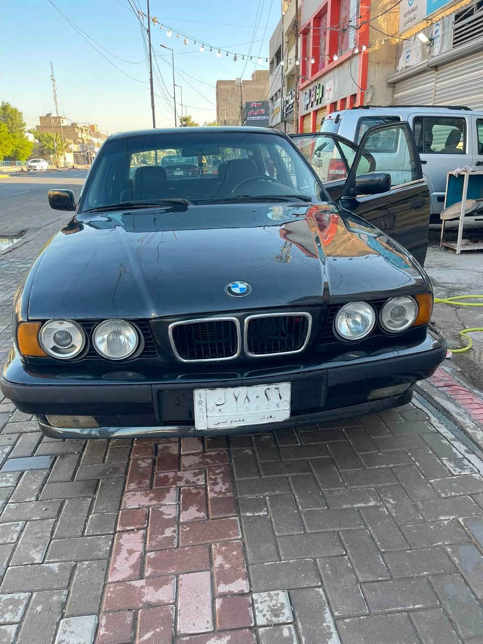 بي ام 525 لون اسود غير محدد 
المسكر موديل 1991 صدر جديد مكينة كير جديد تبريد ثلج خير من الله حماوة جوة نص متعبر رقم بغداد جديد بسمي مصفرة هزة جديدة 2026 سنوية جديدة بسمي  ل 2028 تحويل ثاني يوم مشروع وطني اي مكان تحول داخل مالته نظيف كهربائيات كله شغالة لايت زنون سيارة حلوة نظيفة متعبك 
المكان بغداد الدورة  ***********
السعر 53 بيه مجال
