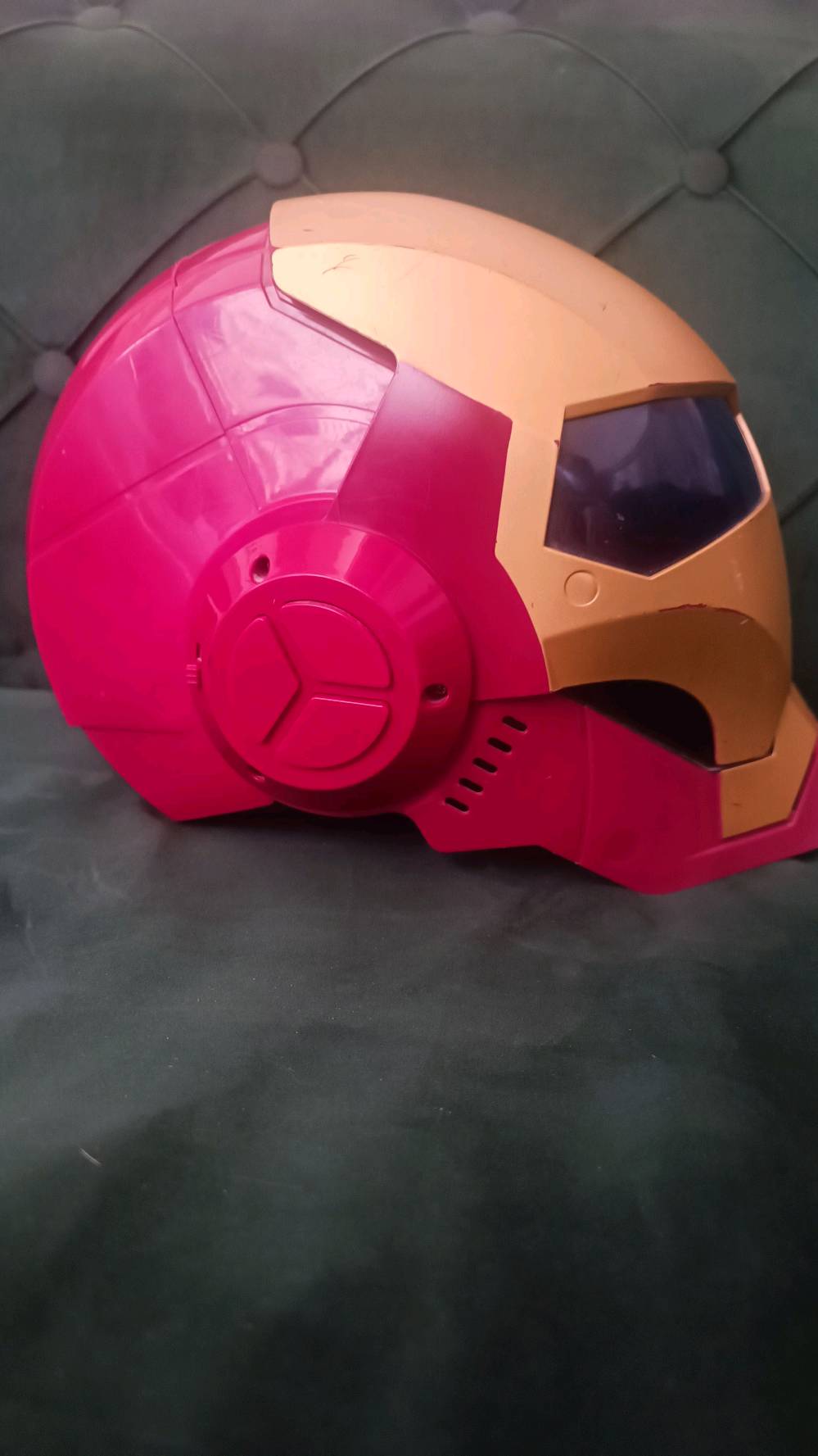 للبيع خوذة آيرون مان (Iron Man) الأصلية من شركة Hasbro.
المميزات: تحتوي على مغير صوت ومؤثرات صوتية شغالة وبحالة ممتازة (يوجد فيديو توضيحي للصوت).
الحالة: مستعملة بحالة جيدة، والخوذة متينة والجمل الصوتية تعمل بشكل ممتاز.
السعر: 15,000 دينار عراقي (قفل).
للتواصل: ***********