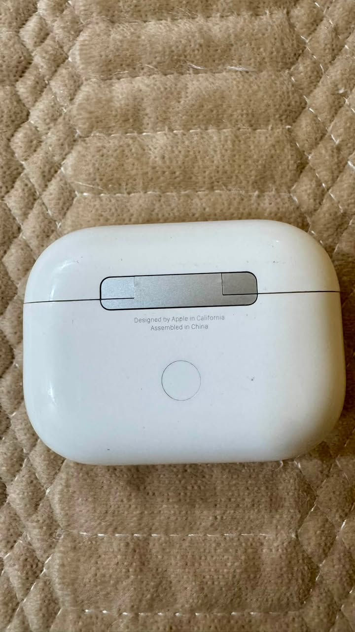 السلام عليكم airpod pro 2 lightings 
للبيع نظافة عالية بيه مشكلة بال تك الايمن من ترفع الصوت يصير بيه خنة بالصوت 
مع كامل الملحقات 
سعره 100 الف 
عنوان شارع المغرب فرع مستشفى المؤيد 
***********
