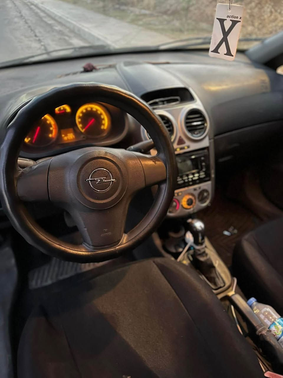 🔥 ئۆپڵ کۆرسا (Opel Corsa) مۆدێل ٢٠١٤ بۆ فرۆشتن 🔥
ئۆتۆمبێلێکی ئەڵمانی، زۆر کەم مەسرەف و گونجاو بۆ بەکارهێنانی ڕۆژانە. ناوەوەی زۆر خاوێنە و هیچی مەسرەفی ناوێت.
✨ تایبەتمەندییەکان:
 مۆدێل: ٢٠١٤ (ئەڵمانی)
 گێڕ: ئۆتۆماتیک
 ڕەنگ: ڕەش
 تەرقیم: ژمارەی نوێیە (هەولێر)
 تەبرید: سارد و گەرم
 ناوەوە: کوششن و ناوەوەی زۆر پاک و شیکە
🎨 دۆخی بۆیاغ:
٥ پارچە و دوو بست سەقفی بۆیاغە، بەڵام پێش و پشتی کاپسە. 
*********** أربيل, العراق

