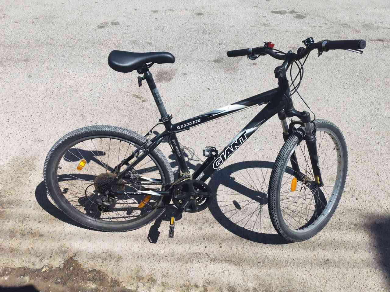 🚲 دراجة هوائية Giant Boulder للبيع
ماركة Giant، المعروفة بجودة ومتانة هياكلها.

🔹 الفئة: Giant Boulder
🔹 القير: Shimano Acera ‏3×8

«الشغال فعليًا حاليًا 2×8 لأن الترس الثالث ملغي.
🔹 الصناعة: تايوان 🇹🇼، مصنّعة للسوق الأسترالي 🇦🇺، والدراجة وارد أسترالي.
🔹 البريكات: V-Brake (ماسحات)، شغالات وقوية وفعّالة وسهلة الصيانة.
🔹 الشوكة الأمامية: نظام تعليق هيدروليك، يمتص صدمات الحفر والطسات والشوارع غير الممهدة بشكل ممتاز.
🔹 الإطارات: قياس 26 × 1.95، ماركة Ralson الهندية 🇮🇳، بنقشة خفيفة للمحافظة على السرعة وسهولة الكبس.
🔹 الهيكل: ألمنيوم متين و حجم الفريم ML. 
🔹 الدواسات: حديد مقاوم للصدأ وليست بلاستيك.
🔹 السرج: مختوم بختم Giant، وهيكله حديد مقاوم للصدأ.»

💰 السعر: 200 ألف دينار عراقي قابل للتفاوض.

📍 الموقع: العراق 🇮🇶، بغداد، الرصافة، منطقة البلديات.

📞 للتواصل: ***********
اتصال (رصيد) أو واتساب.
