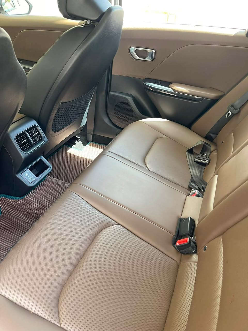 للبيع(Kia K4(2026 خليجي رقم بغداد
ضمان الوكالة تلث سنوات او 100 الف كم مع تلث تبديلات دهن وفلاتر مجانا 
المكان بغداد . سياره زيرو بعدها بدهن الشركه 

محرك1600 تنفس طبيعي لون ابيض ماشيةاقل الالف  كم فقط قابل للزيادة 
تفويلاتها بنزين محسن 
بصمة وتشغيل عن بعد 
لايتات لد متعدد وضعيات تشغيل متعددة واوتوماتيك لد 
لد نهاري 
نظام اوتو هلود 
حساسات امامي وخلفي
ثمان حساسات امامي خلفي 
رادار  و انذار بارك 
كاميرا خلفية تعمل كمراة 
شاشة كبيرة وطوبلة لوحة تحكم الكترونية مقاعد رياضية 
مانع انزلاق 
حساسات ضغط مستوى الاطارات 
نظام كار بلي اوتو كار لا سلكي وعرض شاشة الموبايل 
مع انظمة الملاحة
ومنافذ تايب سي متعددة
وضعيات قيادة متعددة ايكو عادي رياضي 
شاشة الكترونية تعرض المسافة المتبقية بالنسبة لكمية البنزين .
مثبت سرعة 
سايد بريك الكتروني يفصل تلقائيا عند تبديل نمره القير 
اوامر صوتية والتكلم مع السيارة 
انظمة رفاهية وامان 
تبريد قطعتين 
خمس مقاعد وكثير من المواصفات 
سعر 200$  مجال بسيط
 رقم الهاتف ***********

