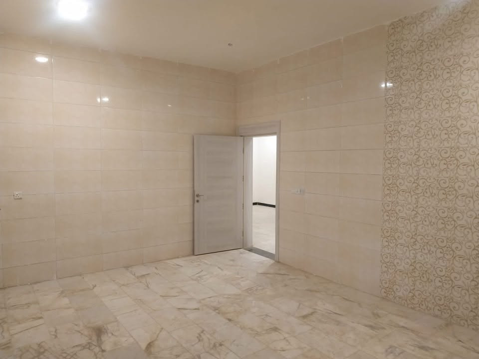 دار للايجار في مجمع عماد سكر/النجف الأشرف
📌 موقع مميز 

🔷️ بناء جديد ومرتب 

✨المساحه 300 متر  ركن  على شارعين 15 قريب جدا من البوابه – طابقين 

🛏️ 4 غرف نوم (الطابق الثاني نظام سويتات)

🏠 صالة + استقبال + مطبخ + صحيات

✅ بيت بدون  دلاليه اني  صاحب البيت الي حاب بهيج مكان الاتصال على الرقم ***********
