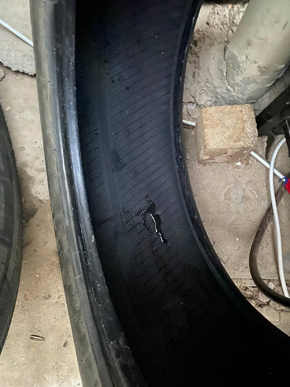 تايرات زوج مستخدم نص عمر مابيهن لا ركعة ولا اي شي قياس 17/235/55 بغداد الغزالية رقم *********** سعر ٤٠ وبيهن مجال
