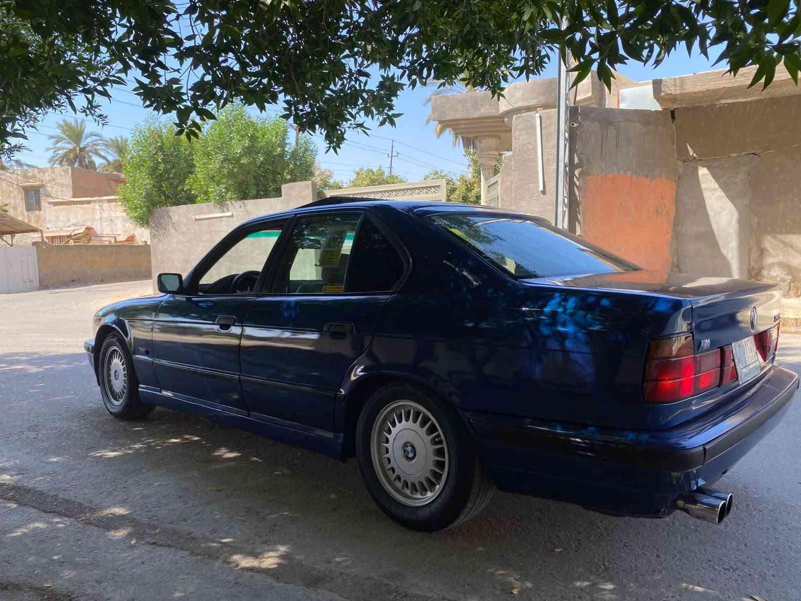السلام عليكم للبيع
بي ام 1992 525i اصل وفصل
مسكر فانوس 
فول مواصفات 
داخل اوفوايت دبل ايرباك دبل جكمجة بجم عريض فتحة جام كهرباء السيارة كلها ام 
تبريد ثلج 
مكينة وكير كفالة 
السيارة جاهزة بدون نقص
رقم بغداد تحويل مباشر 
مكان بغداد 
السعر 53 
***********
