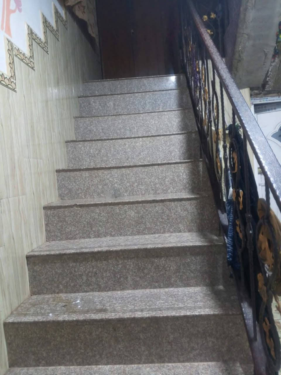 بيت 190 متر للبيع
عسكري مدارس قرب الادلة الجنائية
ثلاث غرف نوم وصاله  وستقبال ومطبخ وتخاريج جوه وبره
البيت كاشي وسيراميك نظيف فقط السكف ما مغلف
شارعه 10 متر
 البيت ثلاث غرف وصاله صب الاستقبال والمطبخ شيلمان
السعر 120 قفل

***********

