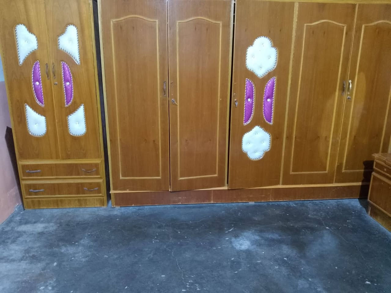 سلام عليكم غرفه اخشاب مستعمل ونضافتها حيل زينه شغل عراقي كامله مع ملحقاتها السعر 650 وبيها مجال لشرايه المكان القياره الشبالي***********
