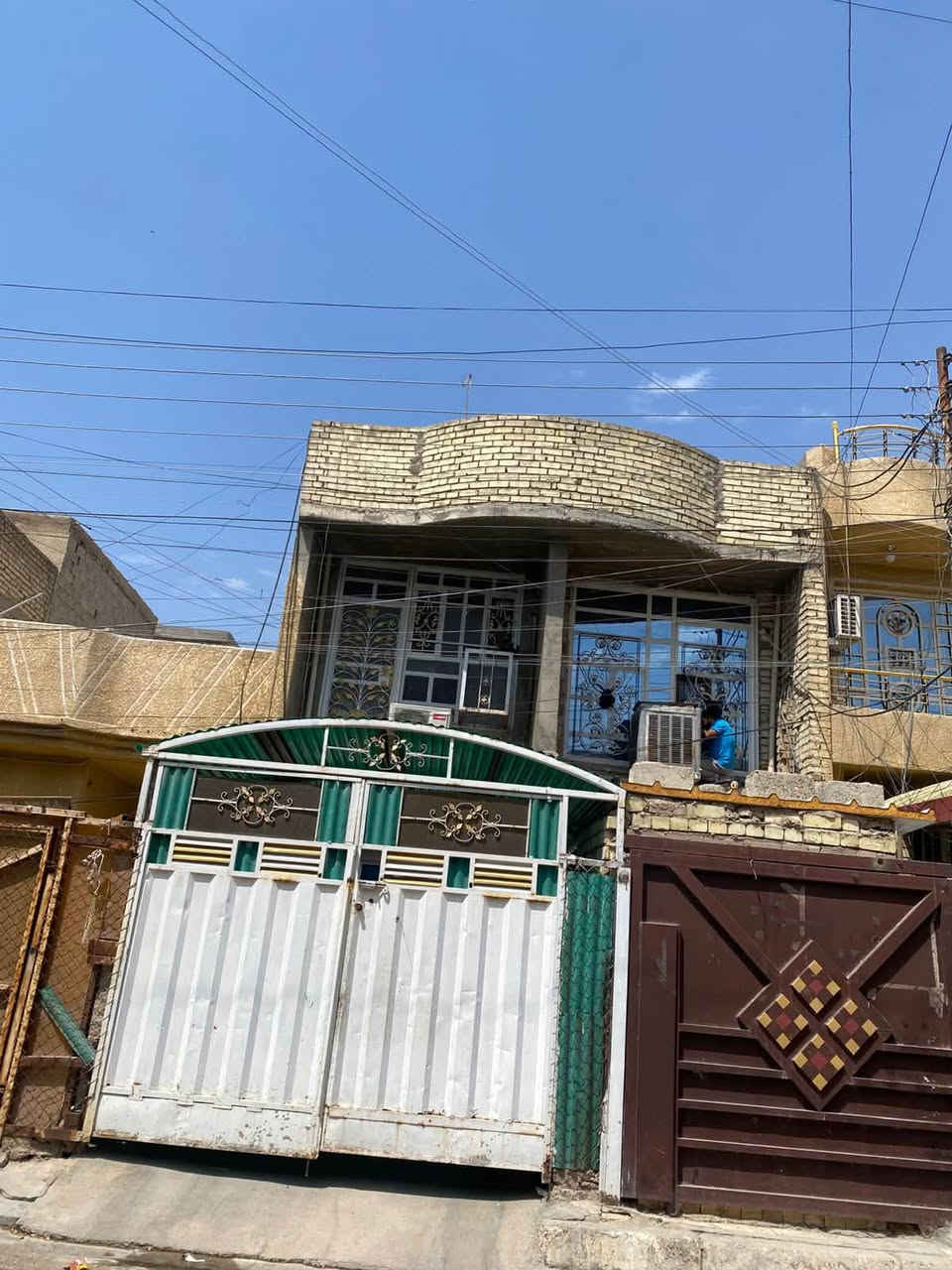 بيت للبيع مساحه ٦٢ ونص بيت قاطين
بيت طابو ملك صرف قاطين فوك غرفتين نوم وصحيات وقاط ثالث غرفه سندويش مكان زعفرانيه خلف مركز شباب بدايته الزعفرانيه 

للاستفسار اتصال عل رقم ***********
