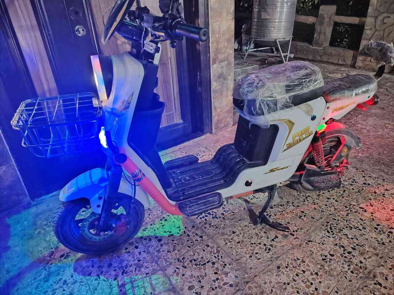 R9 max 2026
استخدام شهر فقط 
ملف 2000w
بطاريات 5 32
بصمه وكارت ونضام بك R
سرعه 80 
وهواي مواصفات بيهه دراجه خير من الله 
سعر 650 مجال بسيط 
ديالئ بعقوبه 
***********

