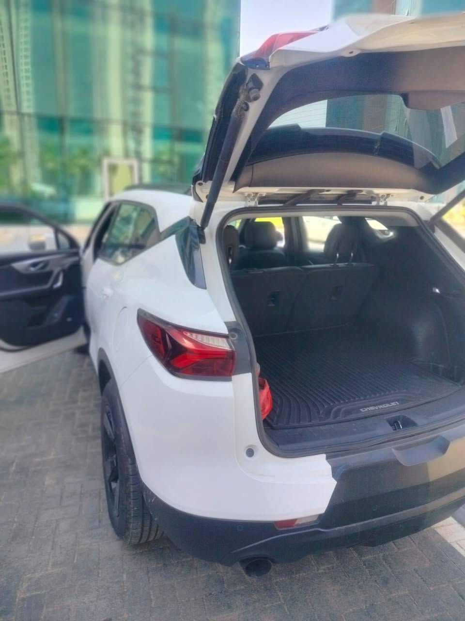 السلام عليكم 
شوفرليت بلايزر  2020 محرك V6//3600
ضرر جاملق السايق ونصف باب سائق صبغ 
وجاملق الورة السايق بارد فقط  وبيهة مكانات صغار ضربة حصوة وباب السكن بي رصعة بصيطة الباقي كفالة وسونار موجود بلمنشور 
مواصفات LT3 فول بنوراما كشنات جلد خمس بصمات جنطة كهرباء بصمة وتشغيل عن بعد خمس مودات قيادة سبورت ونورمال وفورويل //رقم اربيل انكليزي بسمي شرط التحويل مكان السيارة اربيل اي استفسار تواصل مع *********** أربيل, العراق

نص مكتوب في الصور:
- 2 / 12 BidCars