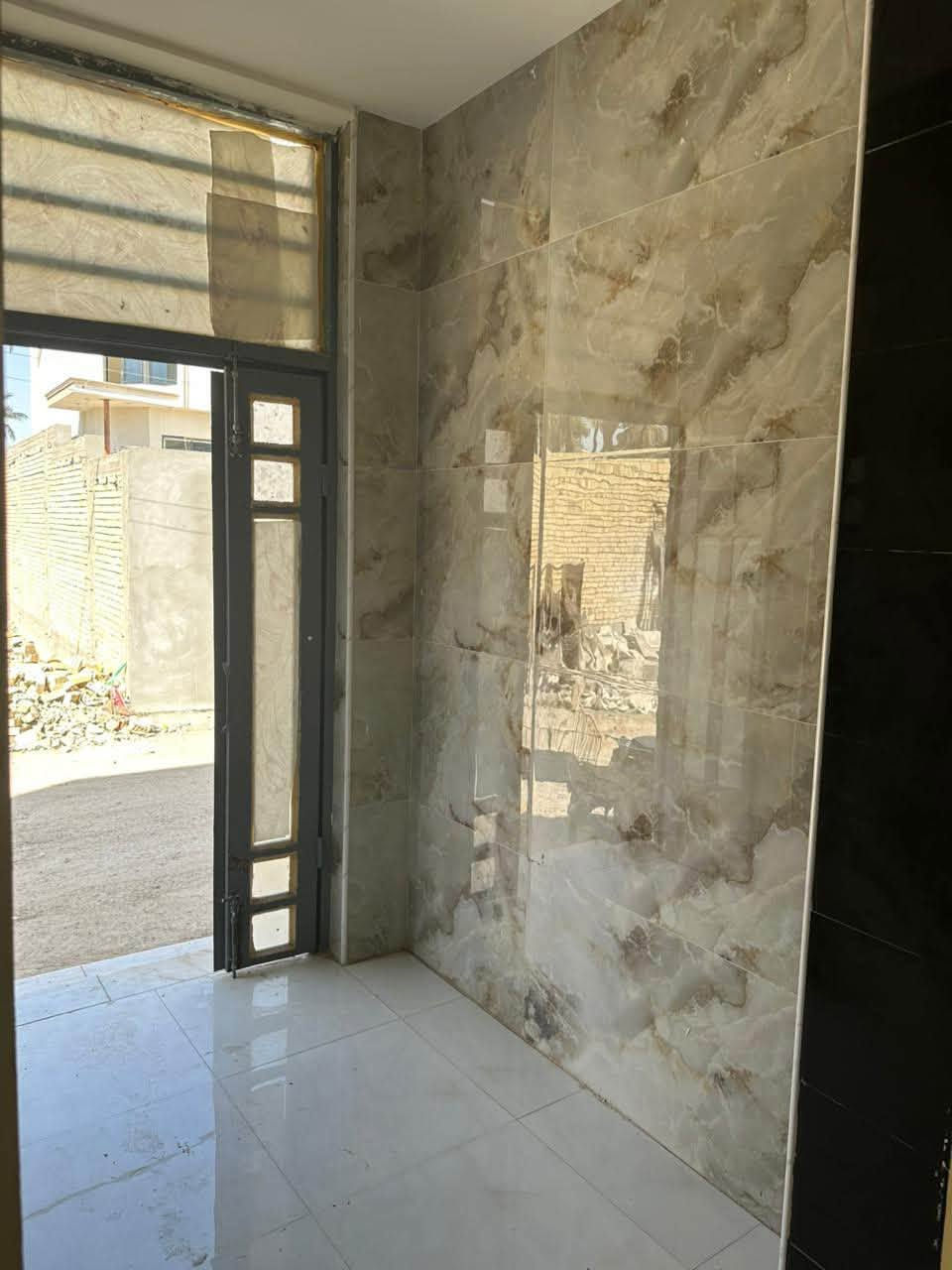 عـقار في حي الصـحة 🧱🧱

بيــت  للبيــع 🛑🛑🛑

نوع العقار // طابـو زراعي سند 25 

المســـاحة 80 متــــر 

الواجهة 12 متر 
النزال 6 ونص متر 
 
متكون من طابقين :
الطابق الاول مكون من : استقبال - هول - مطبخ - مجمع صحيات 
الطابق الثاني:  غرفتين نوم - مجمع صحيات
وسطح اول وسطح ثاني 
🔴 بنـاء حـديث سنـة 2025 
  
موقع مميز و عرض الشارع 10 متر 

العنـوان // بابل - حي الصحة - قريب من جسر بتة - فرع علي الحمزاوي - يبعد عن شارع الكونيش 100 متر 

لـلاستفســار اكثــر التــواصل على الخاص او على الرقم 
*********** 

ولمعرفة السعـــر 💲علق على المنشور وسيتم اراسله على الخاص

