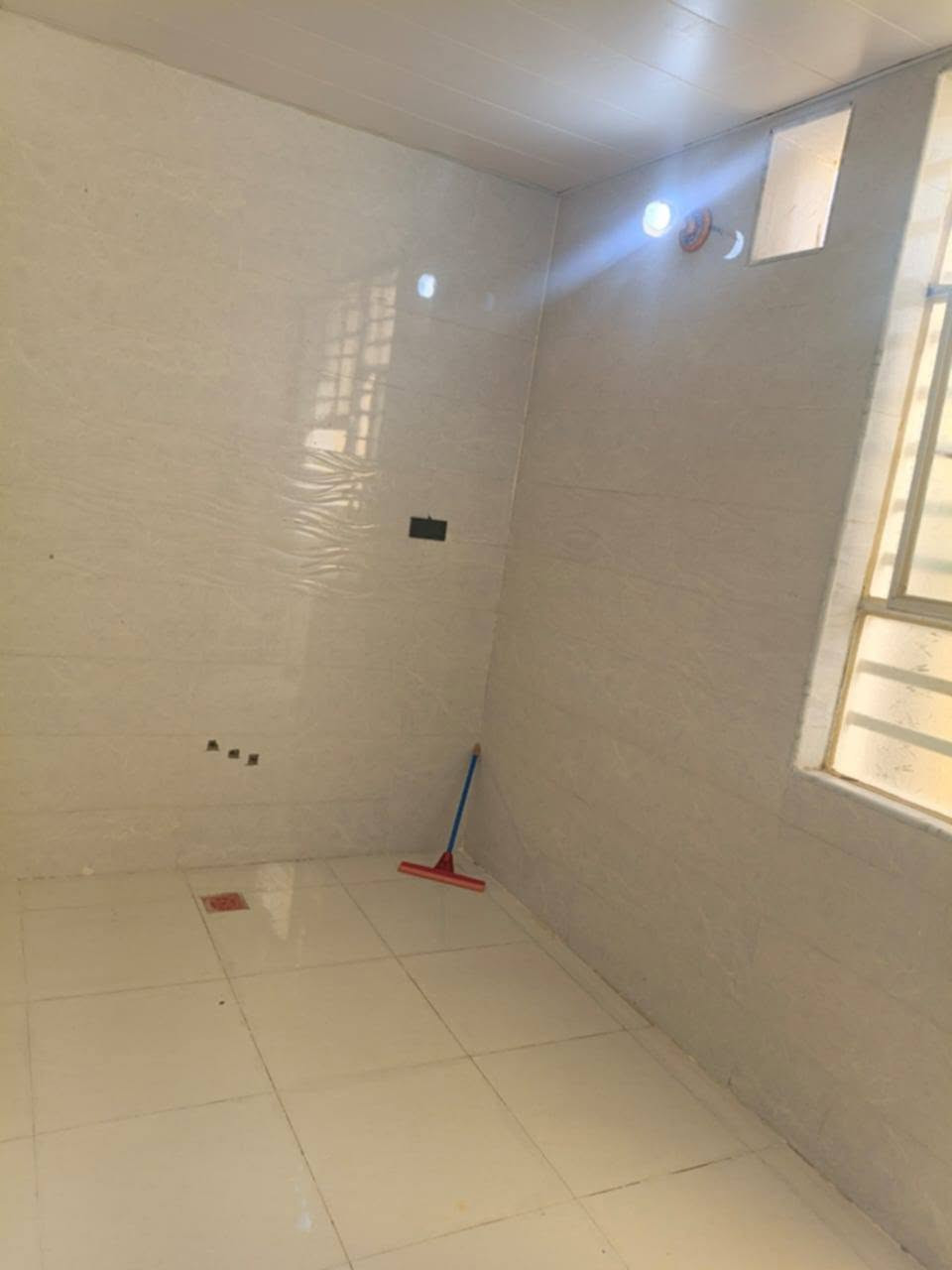 🏡دار للبيع مقابيل ملحق قريه الغدير الاولي🏡
المساحة: 65 متر 

✅ #طابو_زراعي_سند_25_أقرار_محكمه

السعر: جداً مناسب 20 وبي مجال لشراي 

الموقع: النجف مقابيل ملحق قريه الغدير#

مواصفات البناء:

غرفه نوم وصاله ومطبخ  وصحيات خارجيه  وكراج 

بناء مرتب (أساس + سقف كونكريت + طابوك)

أرضية بورسلين أبو الـ 60

الخدمات:#بعد_عن_سوق_100م

ماء كهرباء مدارس سوق تبليط مولد

للاستفسار والاتصال:

***********
