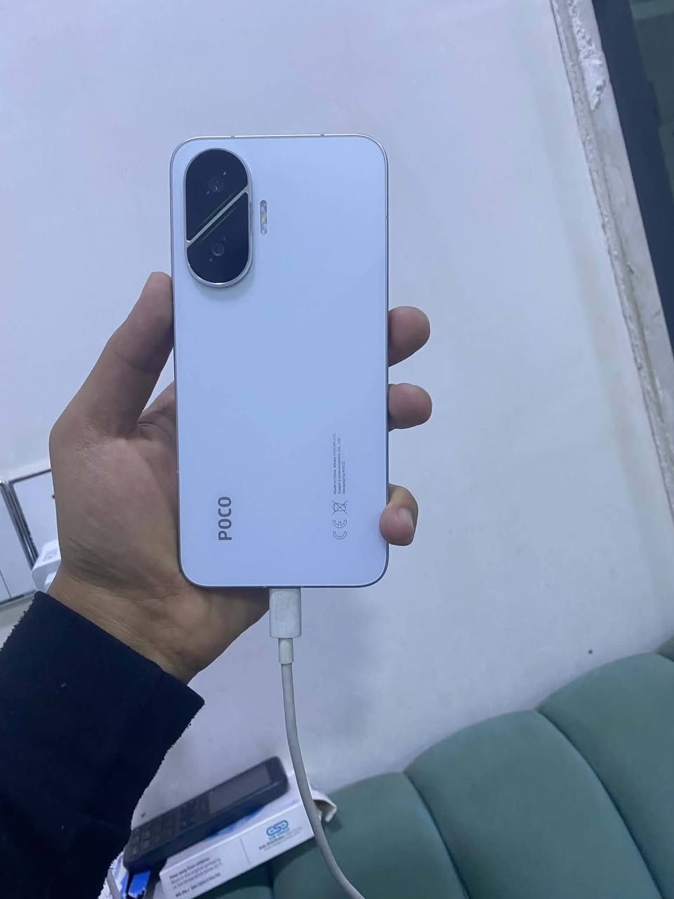 بوكو F7 • ذاكرة ٢٥٦ • بطارية ٩٦٪